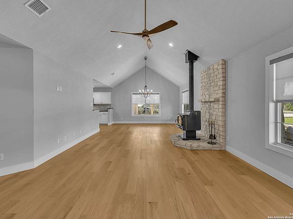 5th image of 113 WOODLAND BLVD