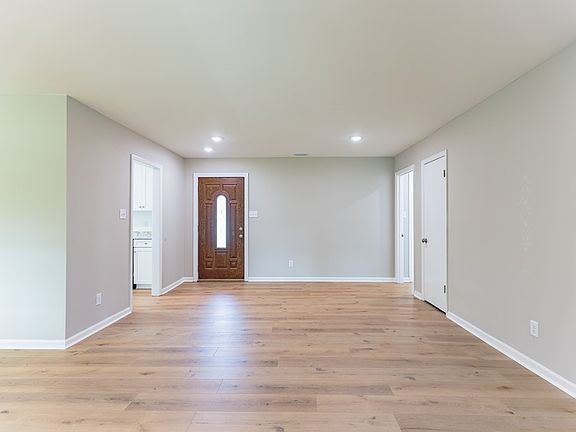 4th image of 2505 Rolling Hill Dr