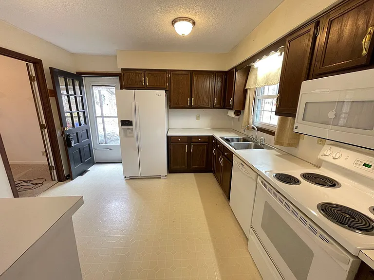 106 Downing Ct — Photo 13