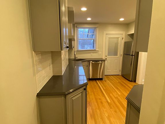 5th image of 147 W Como Ave