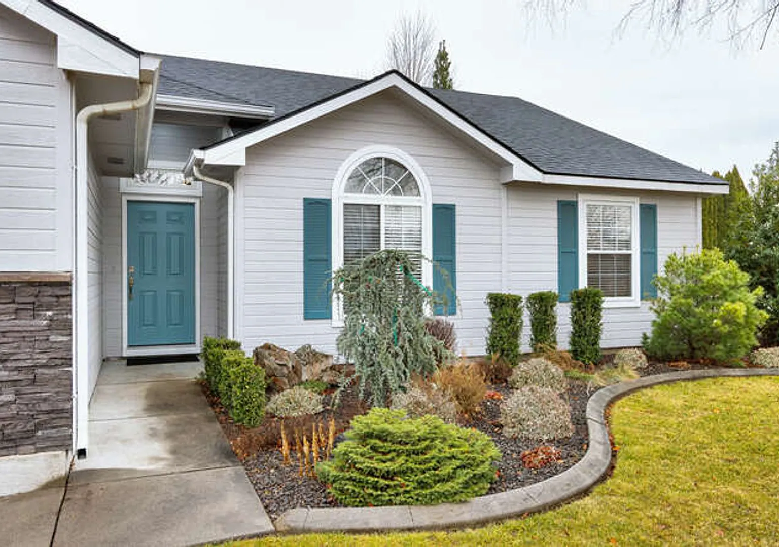 Fully Furnished Single-Level Home — Photo 2