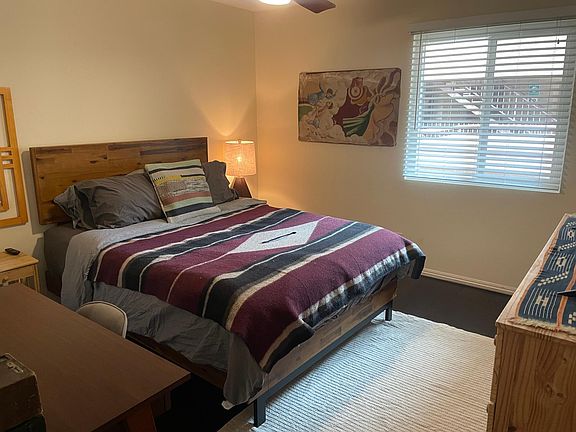 5th image of 918 W College St #218