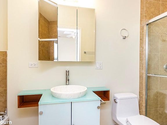5th image of 1627 N Clybourn Ave #1611