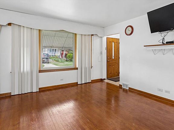 3rd image of 3933 Oak Park Ave