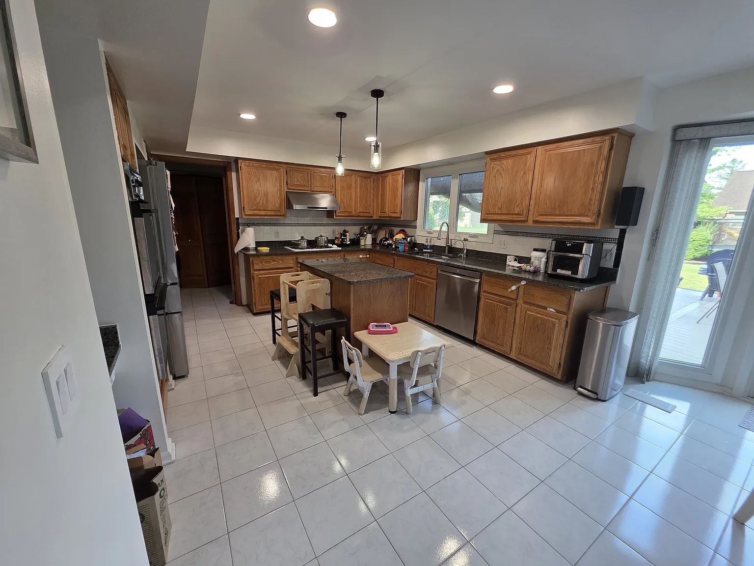 4 bed, 2.5 bath, 2750 sqft, $3,300 — Photo 4