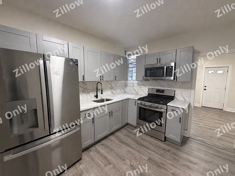 1028 Langham Ave — Photo 2