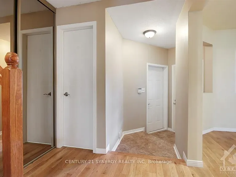 532 Pocono Cres — Photo 3