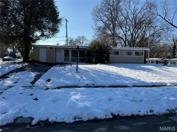 8330 Red Fir Dr, Saint Louis, MO 63134