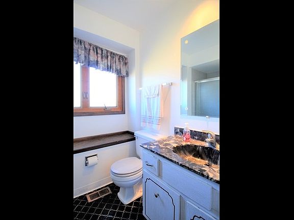 4th image of 8122 Valley Dr