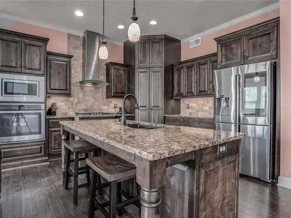 8618 N Farley Ave, Kansas City, MO 64157