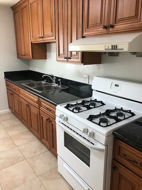 2 bed, 600 sqft, $2,300 — Photo 3