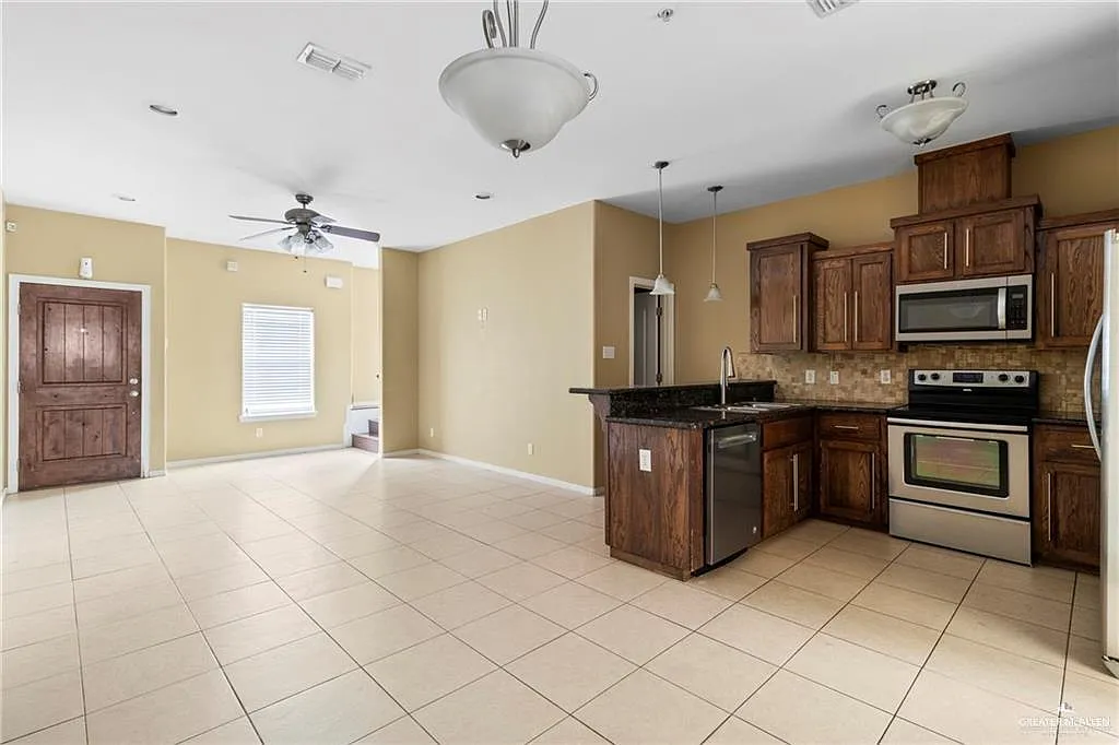 Building Photo - 3005 S L St #2
