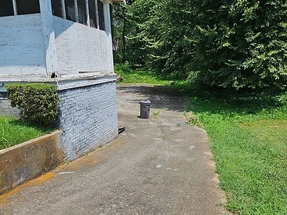 2nd image of 844 Westmont Rd SW