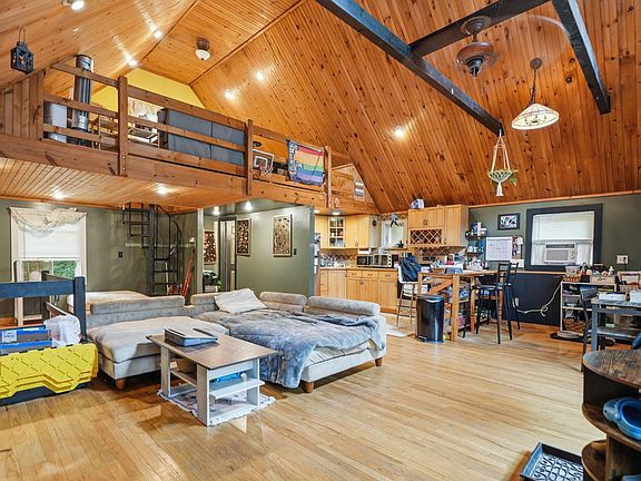 4th image of 204 Mountain Dr