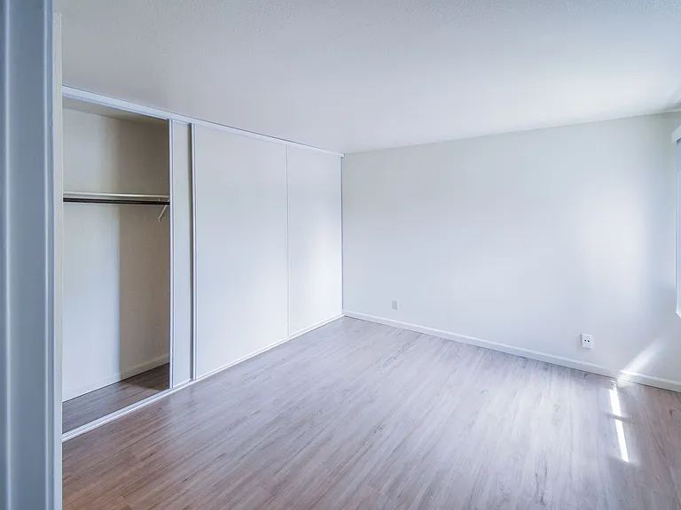Emerald Bay Apartments — Photo 18