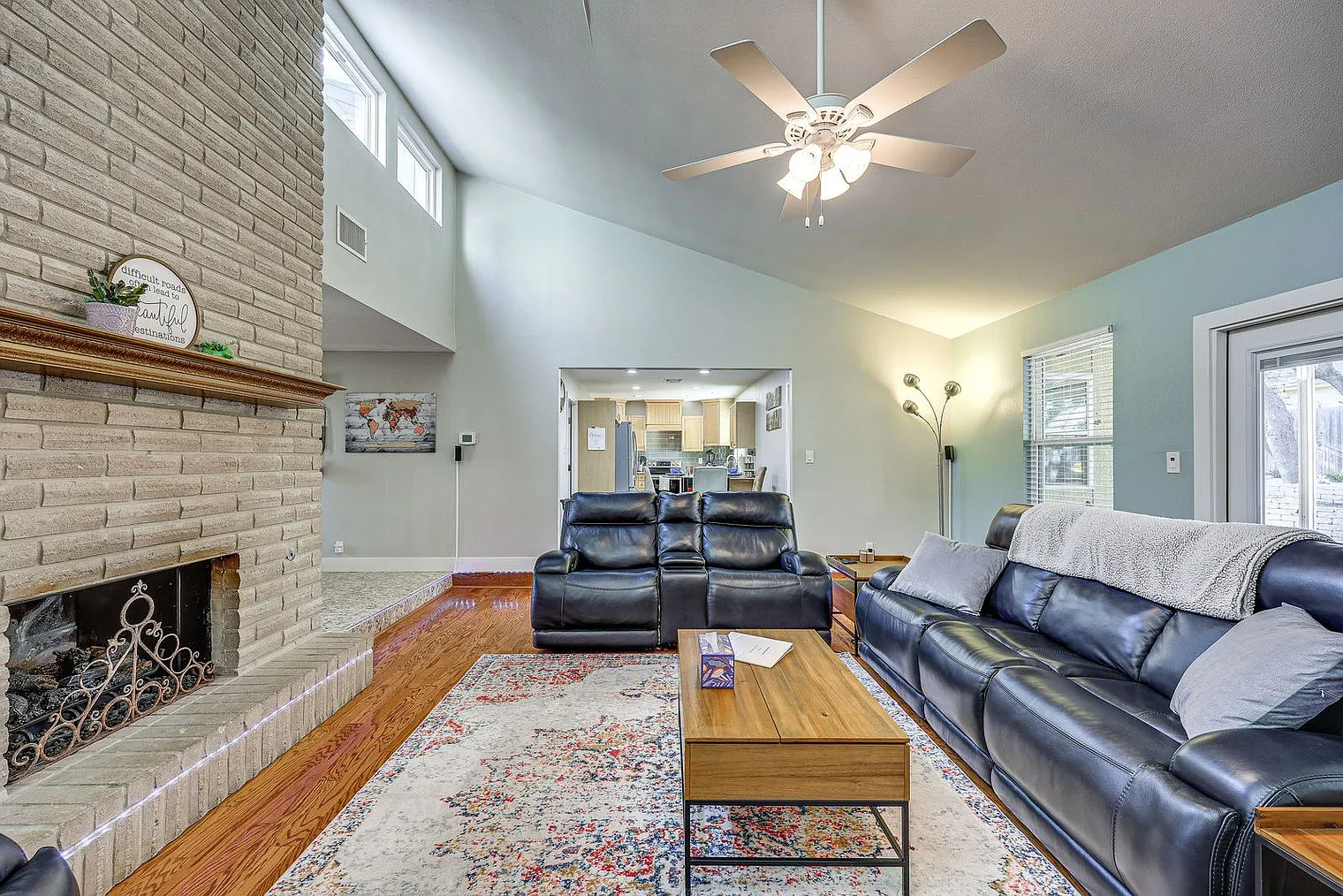 3 bed, 2.0 bath, 1776 sqft, $4,432 — Photo 2