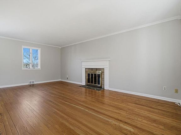 4th image of 1002 Greenlawn Dr