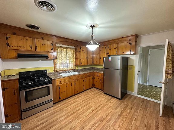 3rd image of 413 Pine Bluff Rd