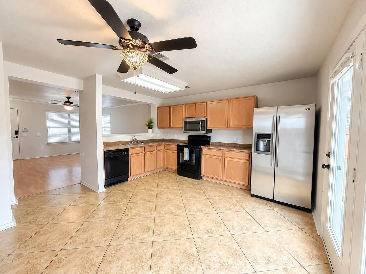 3 bed, 2.5 bath, 1491 sqft, $2,000 — Photo 4