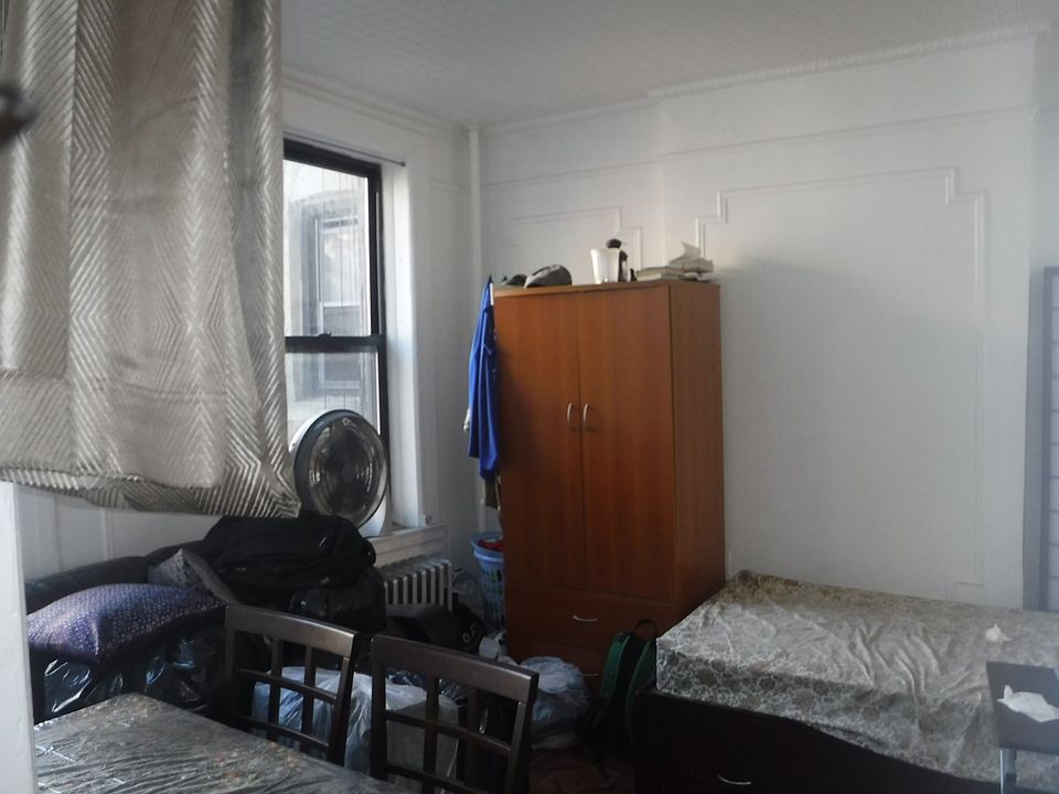 2nd image of 922 4th Ave APT 2r