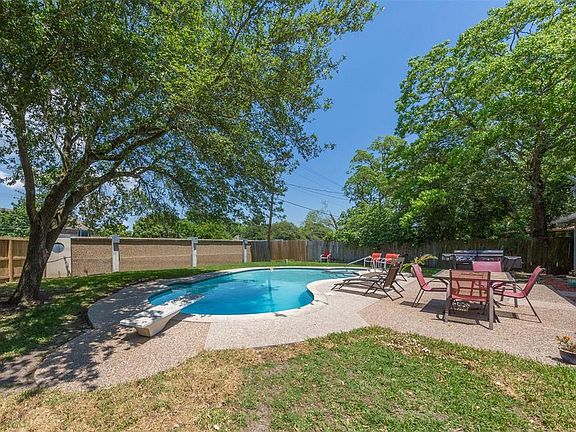 4th image of 2802 Pinewood Dr