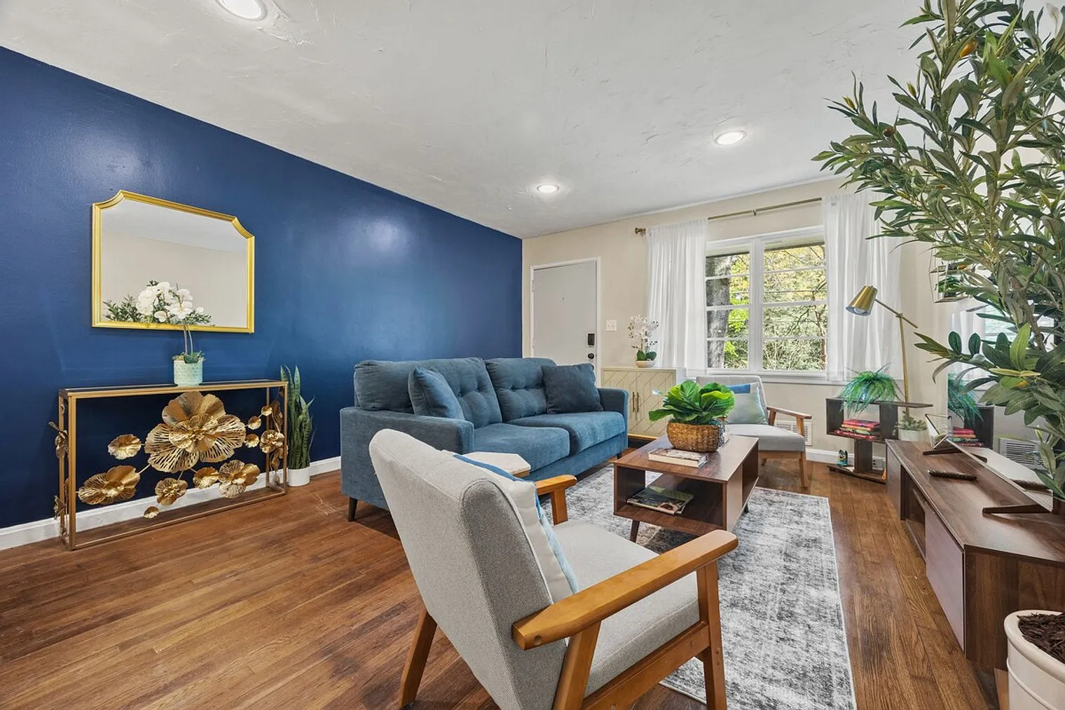 2 bed, 1.0 bath, $4,613 — Photo 2