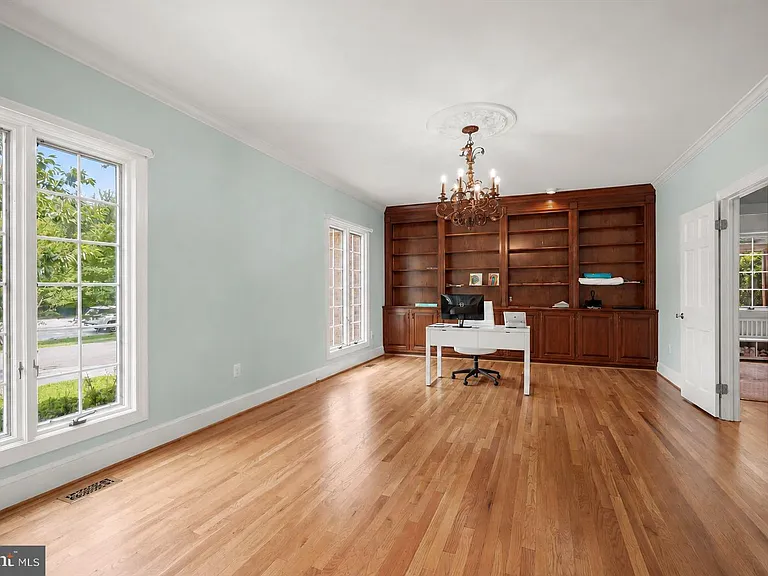 9809 Hall Rd — Photo 19