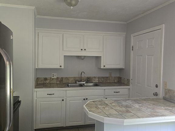 4th image of 614 W Hill Dr