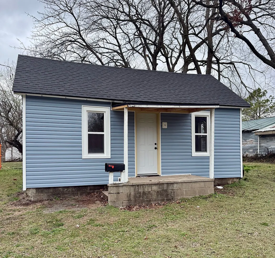Available now! 2 Bed / 1 Bath Home in Nevada, MO — Photo 1