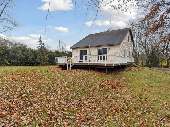 8319 Bennett Lake Rd, Fenton, MI 48430