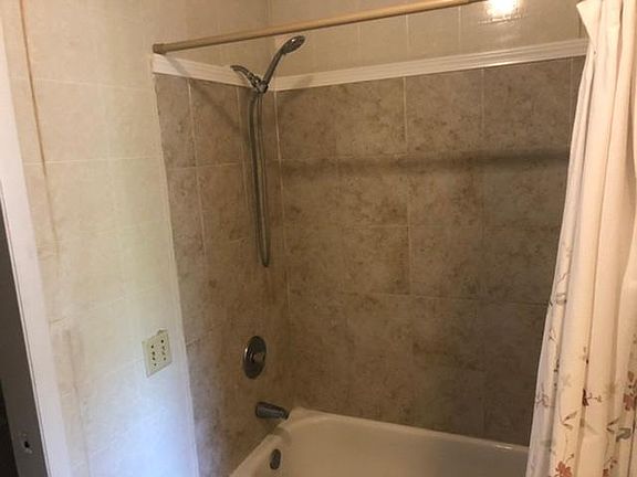 5th image of 184 Poinsettia St