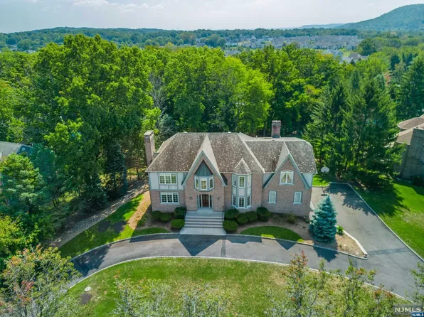 105 Delaware Ln, Franklin Lakes, NJ 07417