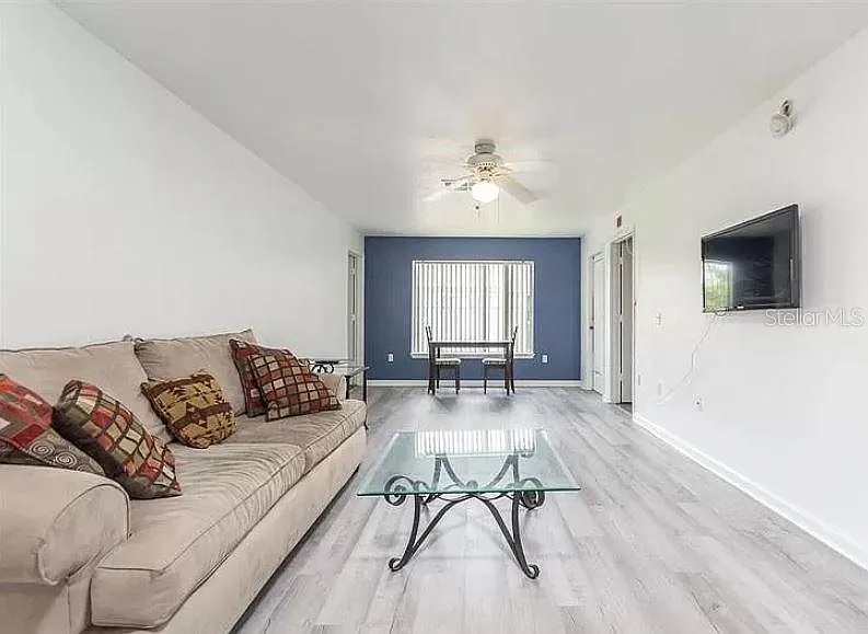4 bed, 4.0 bath, 1225 sqft, $1,800 — Photo 2