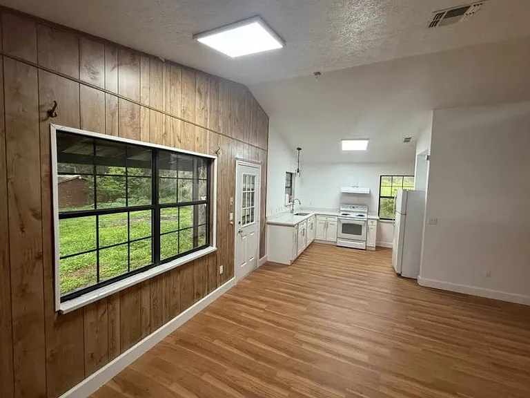 2230 Endsley Rd — Photo 12