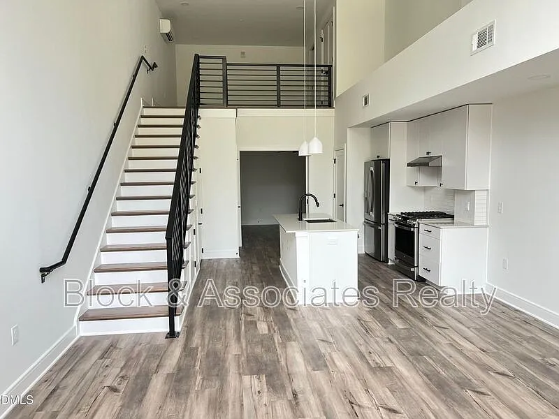 2 bed, 1.5 bath, 952 sqft, $2,200 — Photo 2