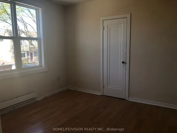 421 Sutherland Dr #2, Toronto, ON M4G 1K4