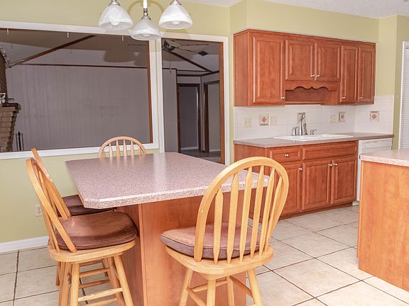 3rd image of 2057 Sussex Dr S