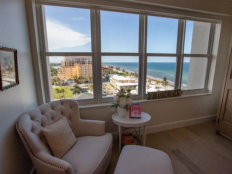 Master BR, Ocean view, automatic shades