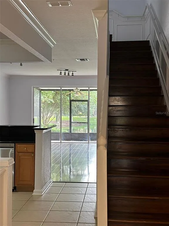 3 bed, 2.5 bath, 1682 sqft, $2,200 — Photo 2