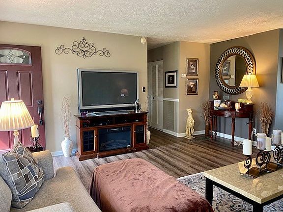 4th image of 1701 Hillcrest Dr E