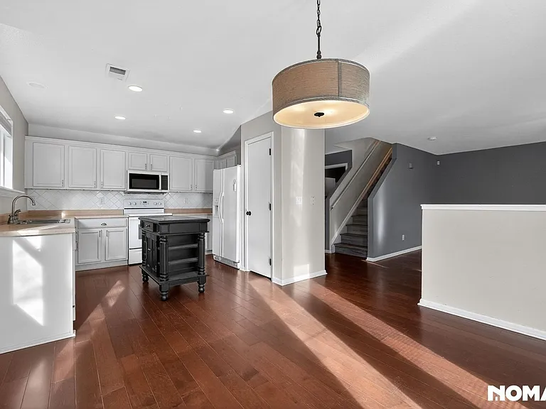 454 E 77th Pl — Photo 8