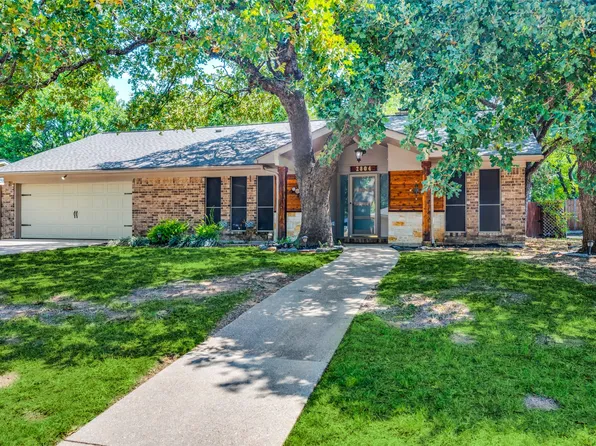 2804 Autumn Dr, Hurst, TX 76054