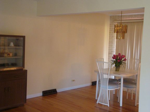 Dining area hrdwood floor