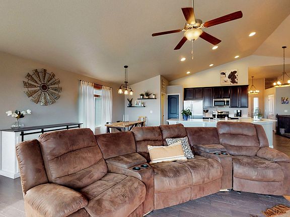 06 - Living room.jpg
