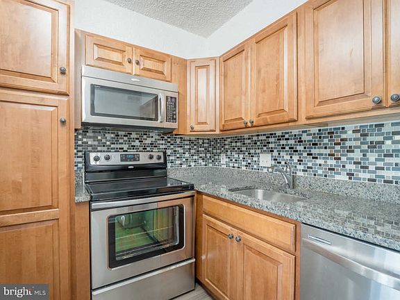 5th image of 3800 Powell Ln APT 916