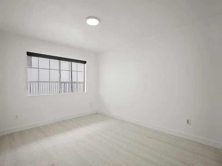 920 Everett St — Photo 26
