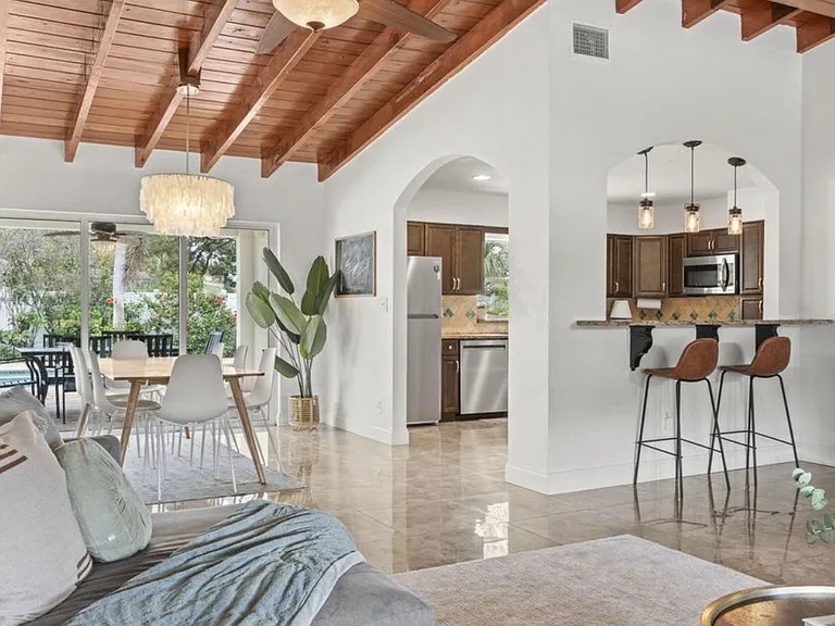 415 Hibiscus Trl — Photo 3