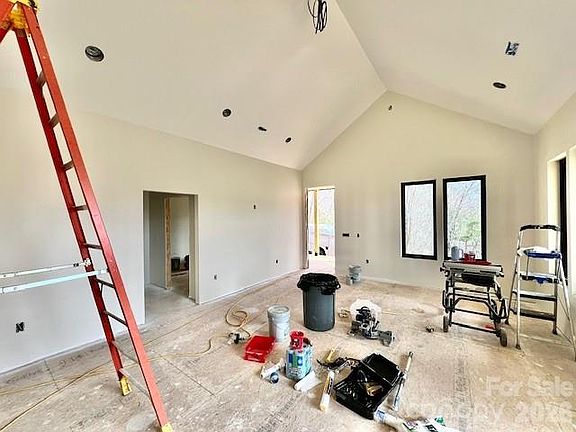 3rd image of 646 Fontana Ridge Rd