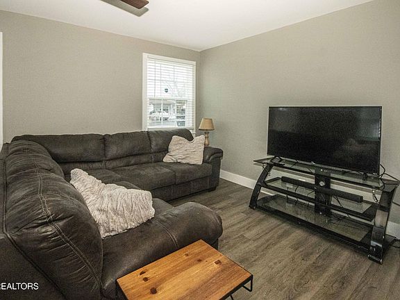 4th image of 3538 Feathers St