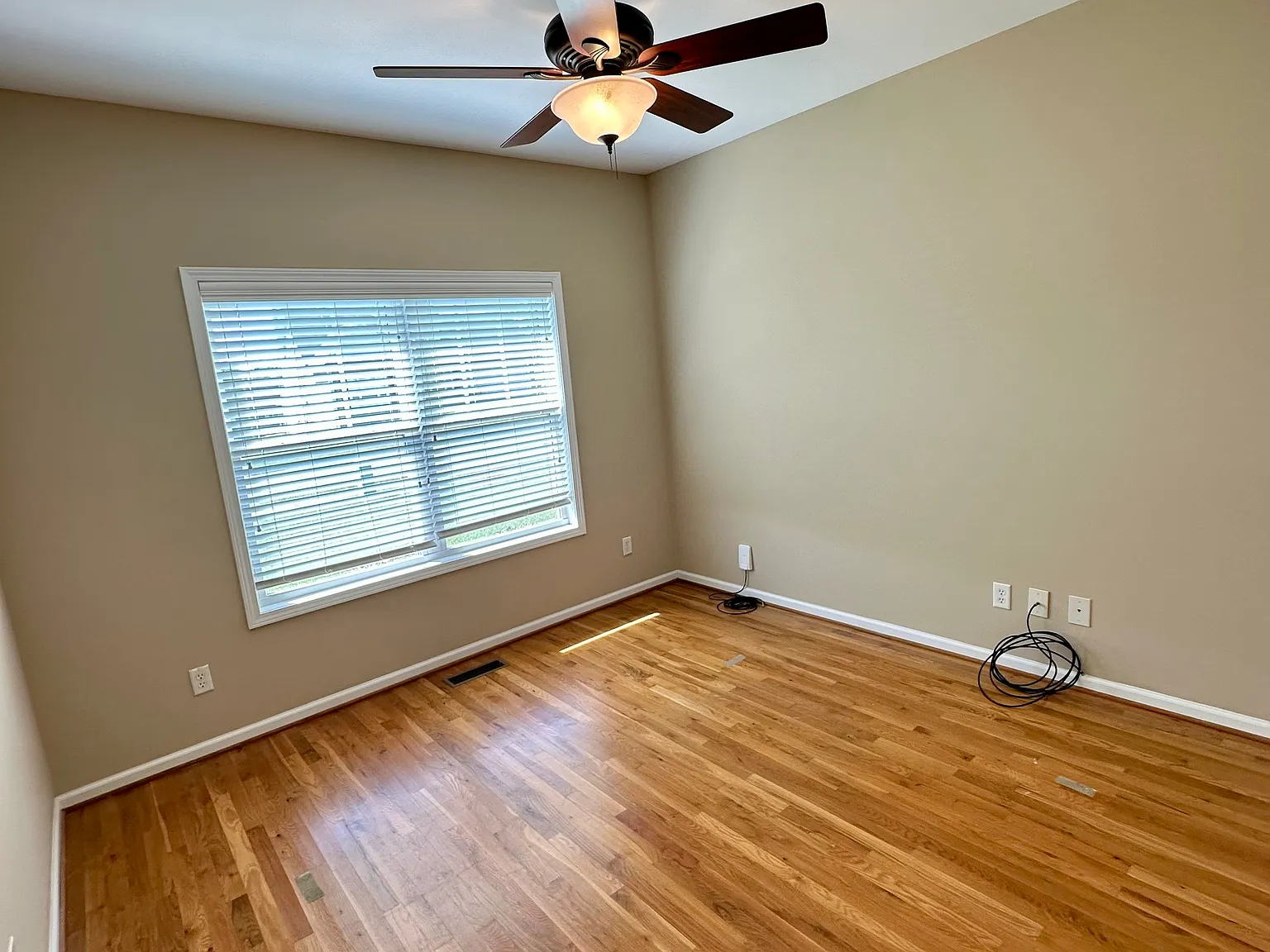 3 bed, 1375 sqft, $1,975 — Photo 4